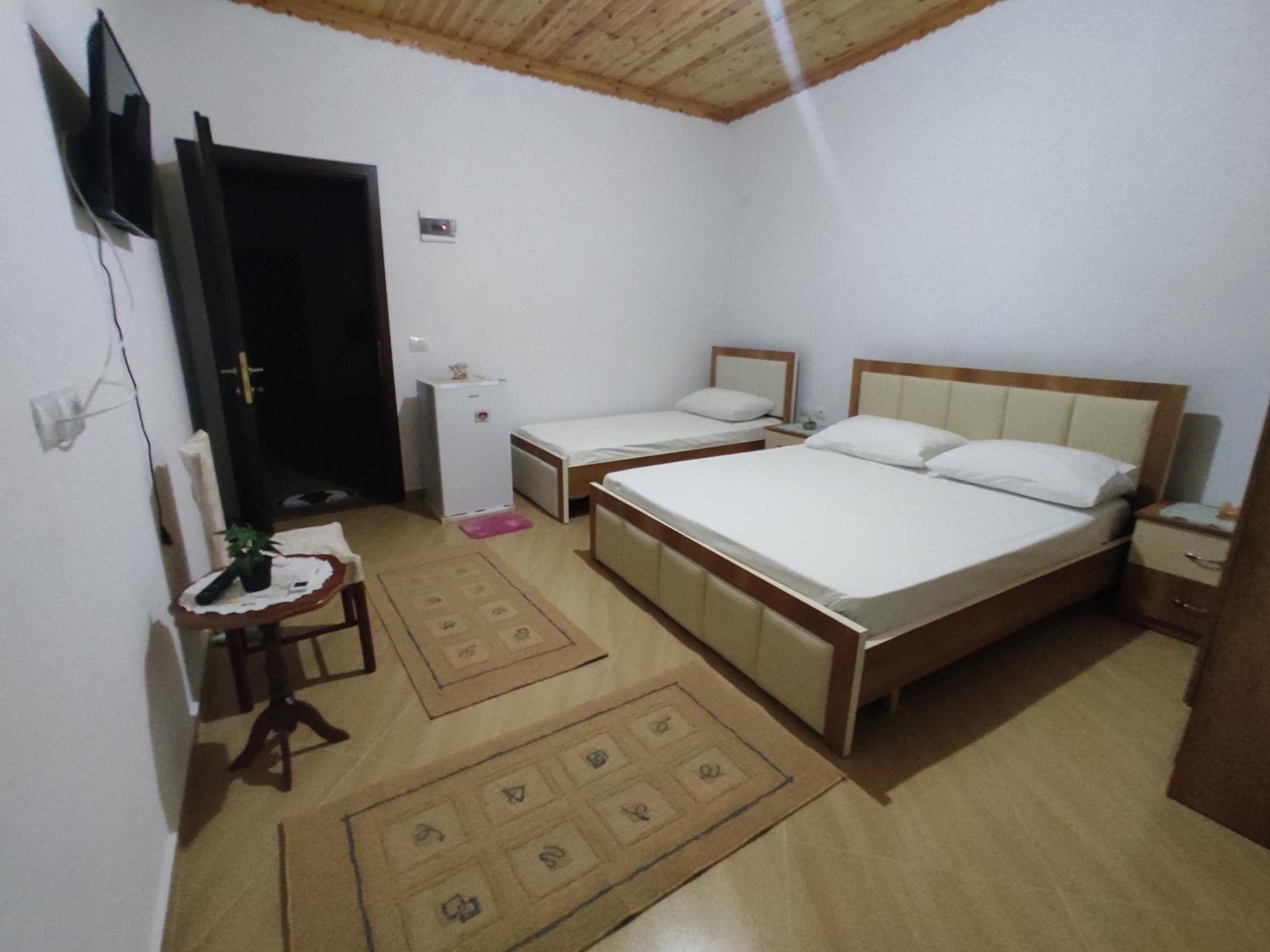 Dino Guest House Gjirokastër Exteriör bild