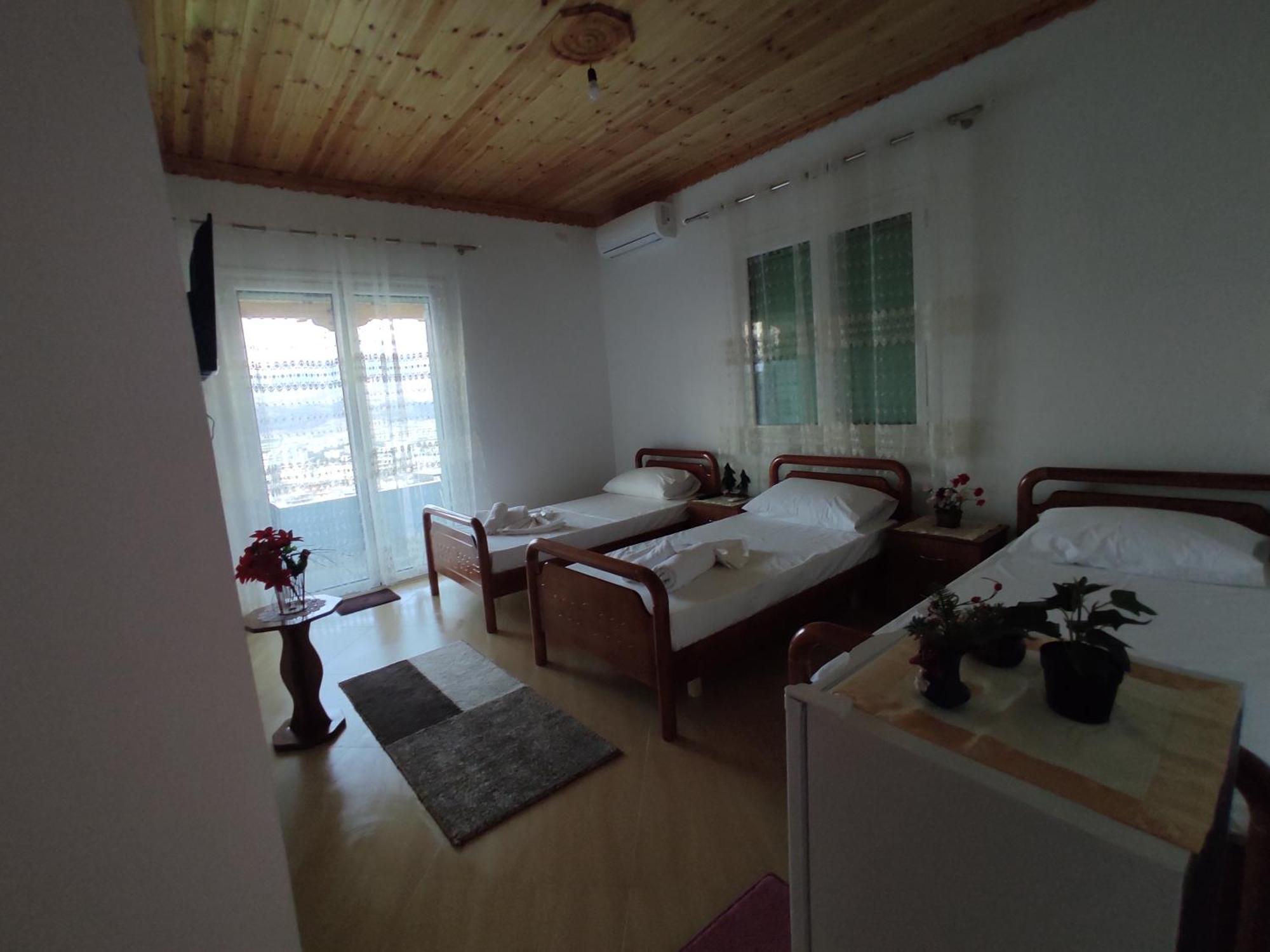 Dino Guest House Gjirokastër Exteriör bild